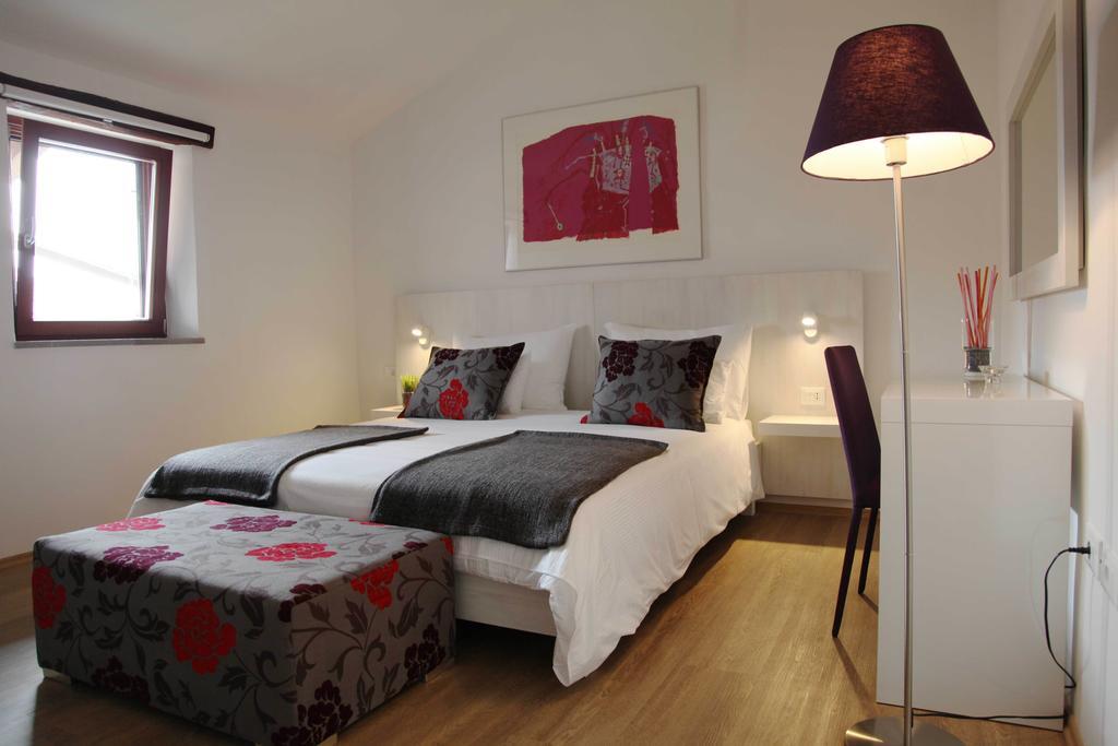 Boutique Hotel Dvor Dobrovo Rum bild