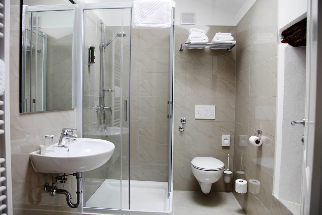 Boutique Hotel Dvor Dobrovo Rum bild