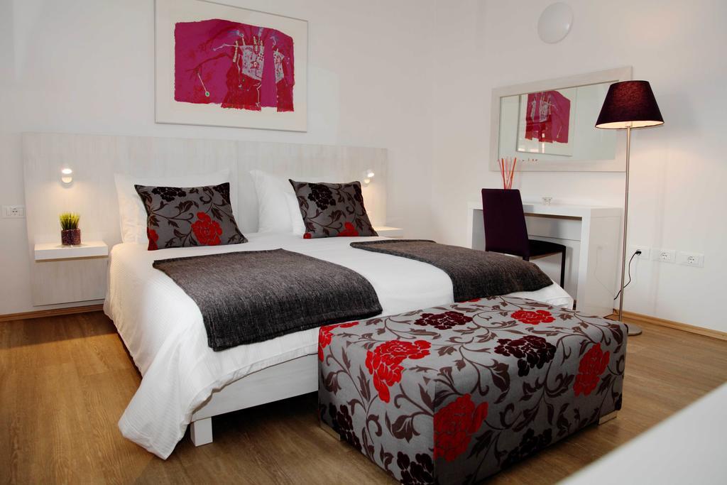 Boutique Hotel Dvor Dobrovo Rum bild