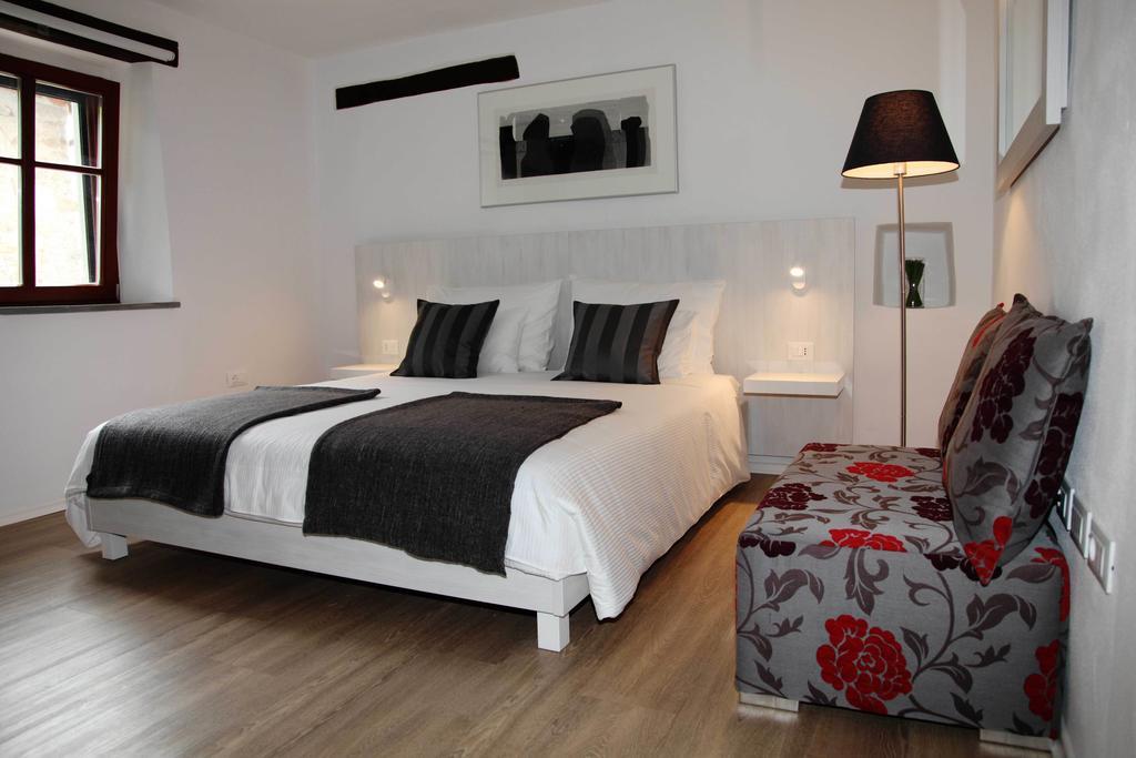 Boutique Hotel Dvor Dobrovo Rum bild